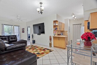 3241 Sabal Palm Mnr, Unit #105 in Hollywood, FL - Foto de edificio - Building Photo