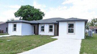 733 Lucaya Dr in Kissimmee, FL - Building Photo
