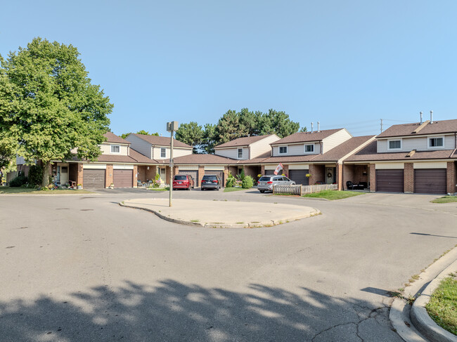 2766 Folkway Dr in Mississauga, ON - Building Photo - Building Photo