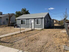 430 W Wilson Ave in Ridgecrest, CA - Building Photo