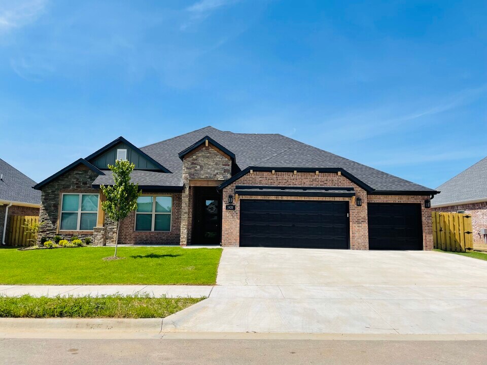 1420 Florentine Rd in Centerton, AR - Building Photo
