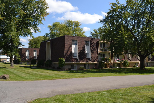 Penn Grove and Colony Apartments in Grove City, PA - Foto de edificio - Building Photo