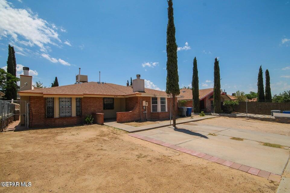 826 Los Surcos Rd in El Paso, TX - Foto de edificio