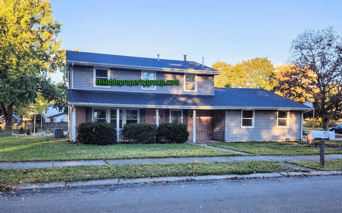2021 Coronet Dr in Fort Wayne, IN - Building Photo