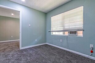 229 Bishop St in Livingston, TX - Building Photo