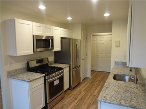 529 Sharon Garden Ct in Woodbridge, NJ - Foto de edificio - Building Photo