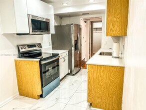 3860 NE 170th St in North Miami Beach, FL - Building Photo - Building Photo