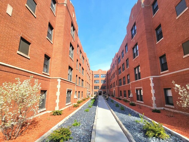 3853 N Janssen Ave, Unit G03C