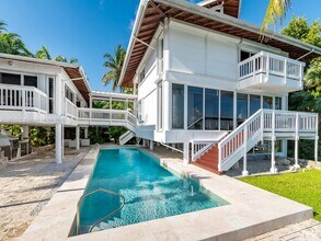 655 N Mashta Dr in Key Biscayne, FL - Building Photo - Building Photo