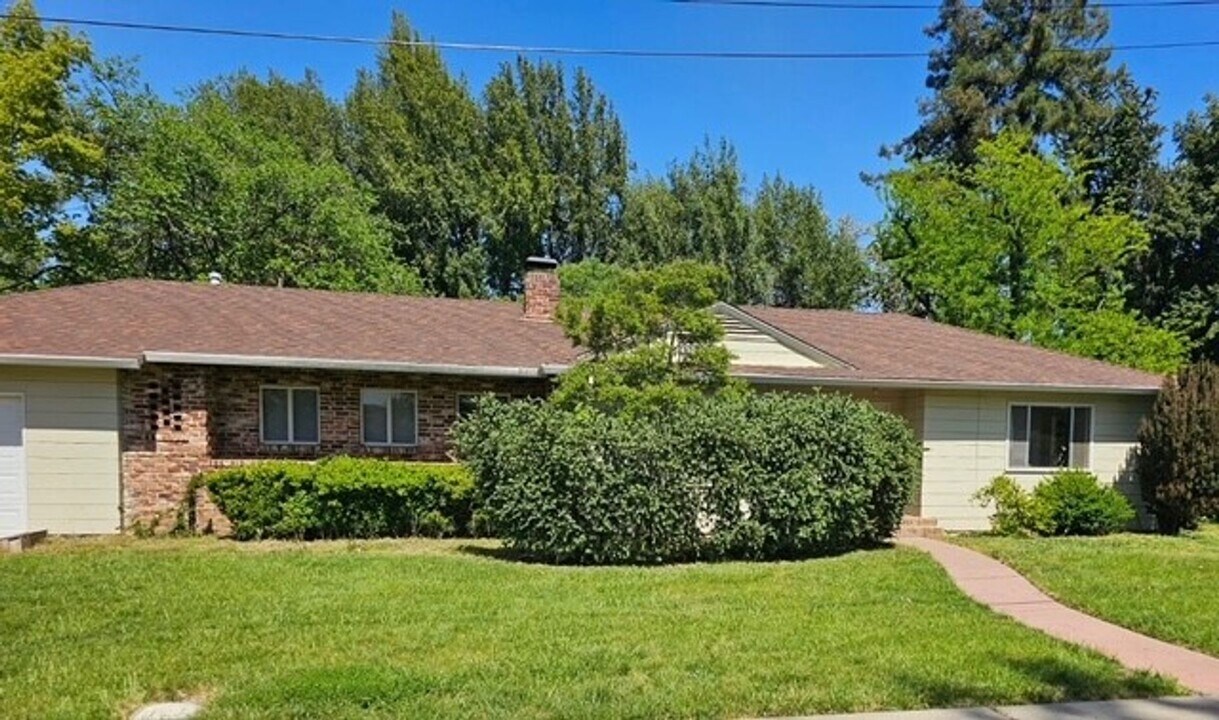 785 Sierra View Way in Chico, CA - Foto de edificio