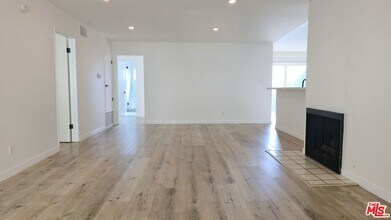 1650 S Bentley Ave, Unit 302 in Los Angeles, CA - Building Photo - Building Photo