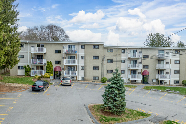 Marlborough Court Condominium in Marlborough, MA - Foto de edificio - Building Photo