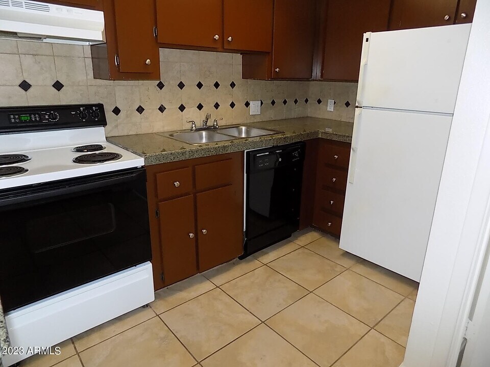 700 W University Dr in Tempe, AZ - Building Photo