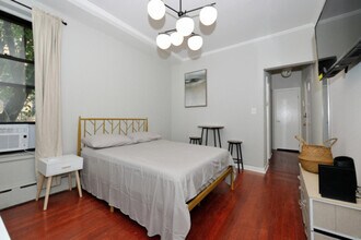 20-28 E 76th St in New York, NY - Building Photo - Building Photo