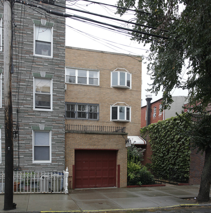 172 Frost St in Brooklyn, NY - Foto de edificio