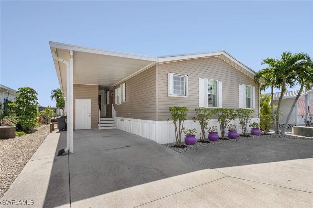 2980 Harpoon Ln in Saint James City, FL - Building Photo