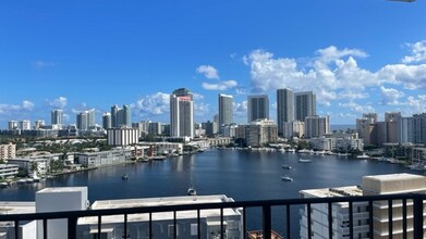427 Golden Isles Dr in Hallandale Beach, FL - Building Photo - Building Photo