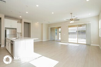 14066 W Desert Flower Dr in Goodyear, AZ - Foto de edificio - Building Photo