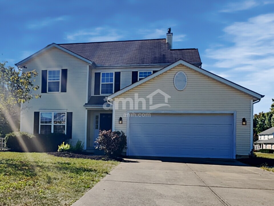 2055 Whispering Wind Ln in Amelia, OH - Building Photo