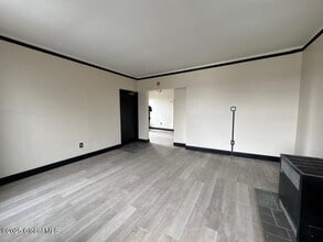 25 Johnston Ave in Cohoes, NY - Foto de edificio - Building Photo
