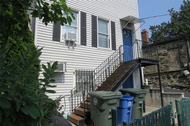 property at 18 Palace Pl