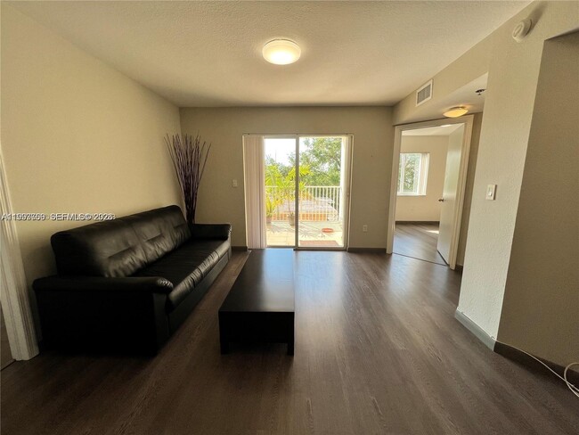 637 SW 3rd St in Miami, FL - Foto de edificio - Building Photo