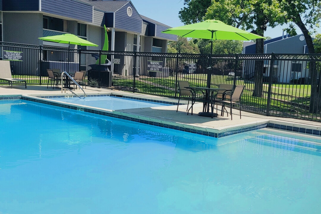 The Arts Apts at Park Place in Hurst, TX - Foto de edificio