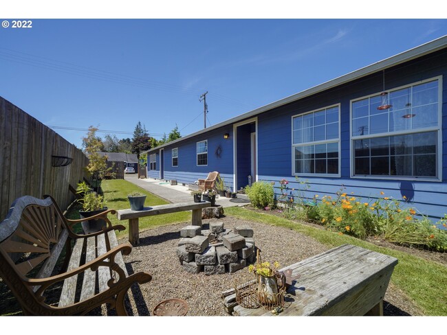 909 Madrona Ave, Unit B in Tillamook, OR - Building Photo - Building Photo