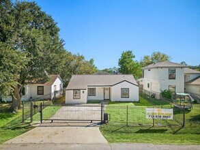 7109 St Augustine St in Houston, TX - Building Photo - Building Photo