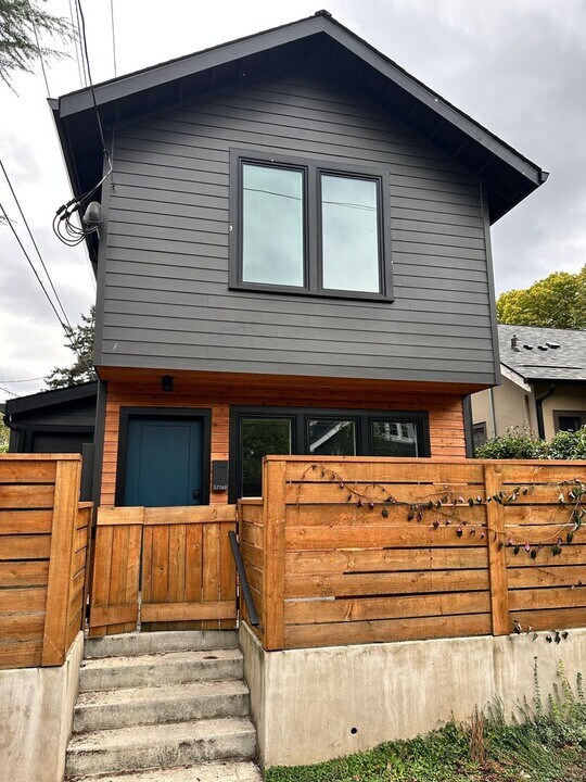 5774 NE Rodney Ave in Portland, OR - Building Photo