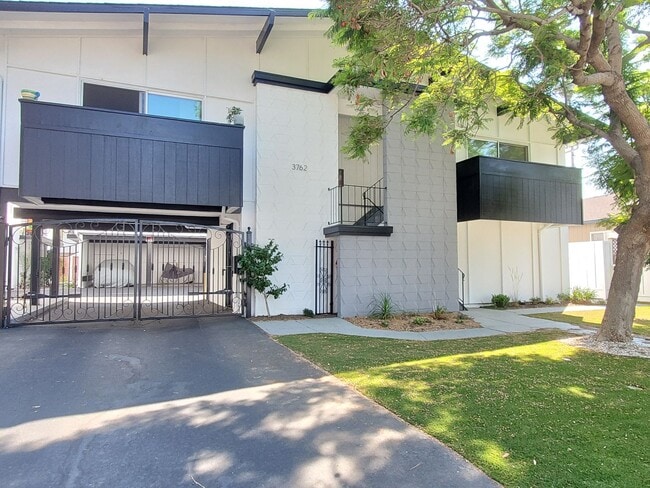3756-3762 Poinciana Dr