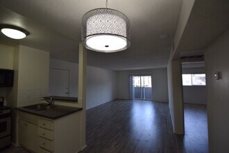 13800 Sherman Way in Los Angeles, CA - Building Photo - Building Photo