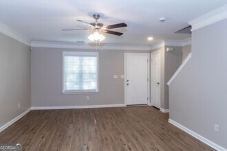 745 Crestwell Cir in Atlanta, GA - Foto de edificio - Building Photo