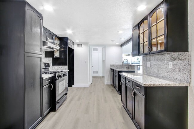 8855 Hemlock St in Rancho Cucamonga, CA - Building Photo - Building Photo