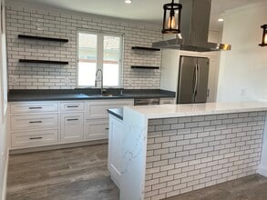 5750 W 85th Pl in Los Angeles, CA - Foto de edificio - Building Photo