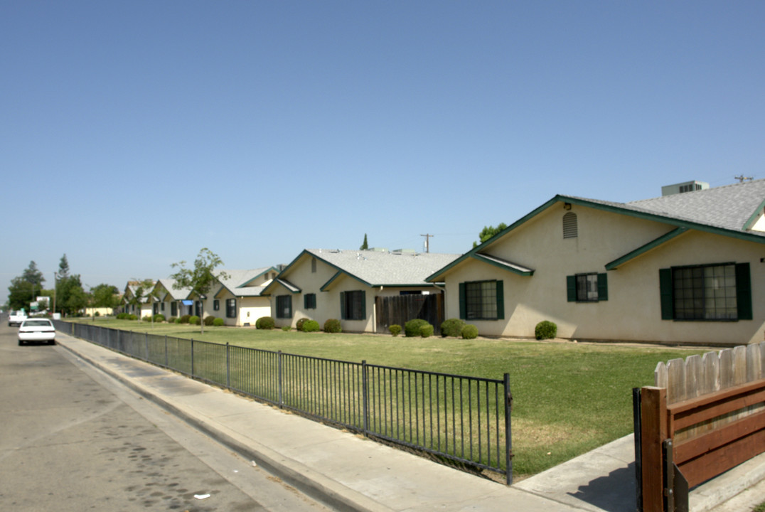 752-836 E Dinuba Ave in Reedley, CA - Building Photo