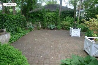 110 Burnett St in Southampton, NY - Building Photo - Building Photo
