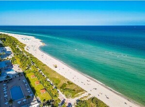 2555 Collins Ave in Miami Beach, FL - Building Photo - Building Photo