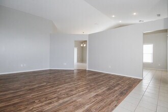 214 Island Water Way in Apollo Beach, FL - Foto de edificio - Building Photo