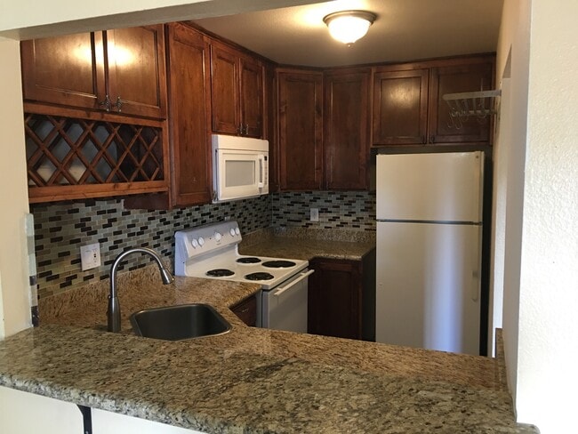 3238 Ashford Street, Unit P in San Diego, CA - Foto de edificio - Building Photo