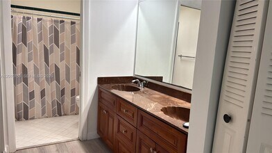 1407 Seagrape Cir in Weston, FL - Building Photo - Building Photo