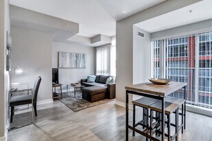 199 Queen St W in Toronto, ON - Building Photo