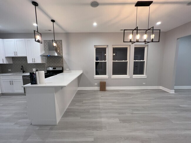4834 W Newport Ave in Chicago, IL - Building Photo - Building Photo