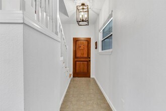 612 Mockingbird Dr in Canyon Lake, TX - Foto de edificio - Building Photo