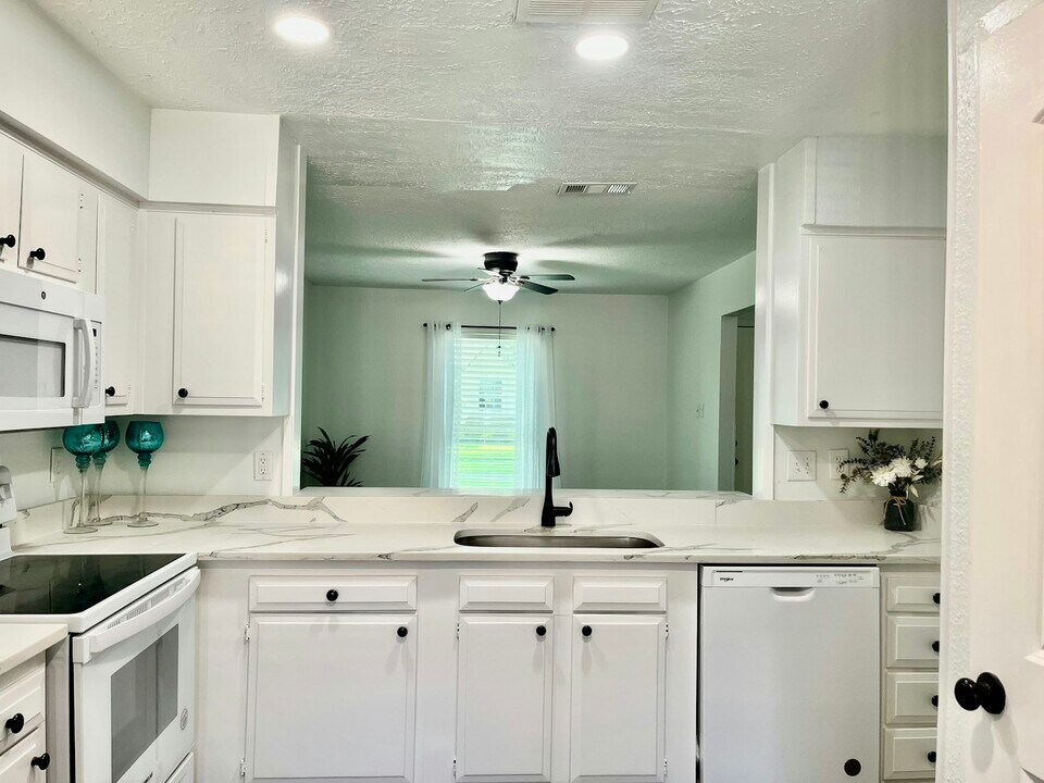 3762 Laura Leigh Dr in Friendswood, TX - Building Photo