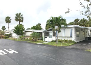 Pinetree Park Mobile Home Park in Deerfield Beach, FL - Building Photo - Building Photo