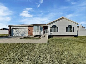 8384 S Etude Dr in West Jordan, UT - Building Photo