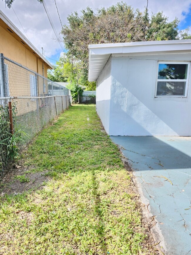 8883 SW 126th Ter in Miami, FL - Building Photo - Building Photo