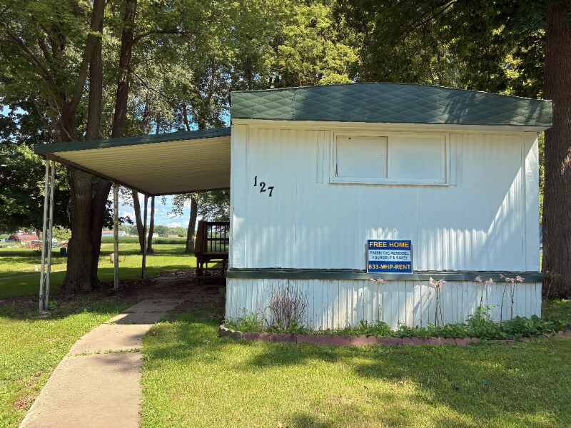 1100 W Locust St in Canton, IL - Building Photo