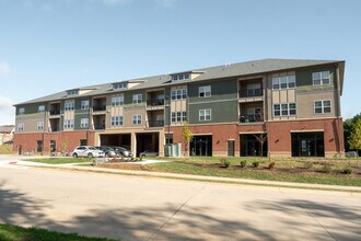 Crossing Commons Apartments in Coralville, IA - Foto de edificio - Building Photo
